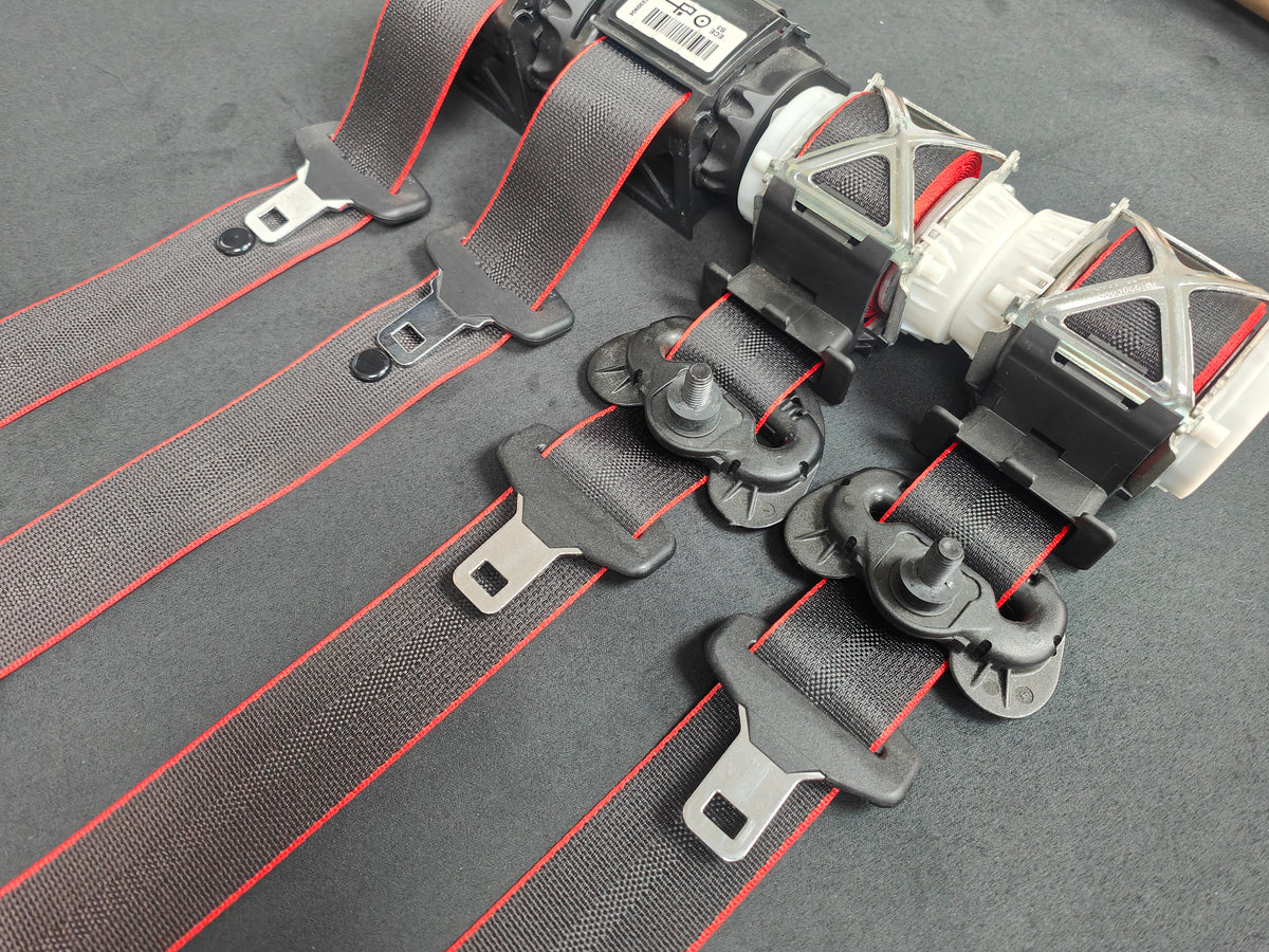 BMW 4-SERIES F32 / F82 M4 COUPE - BLACK CARBON / RED EDGE FRONT & REAR SEAT BELT SET