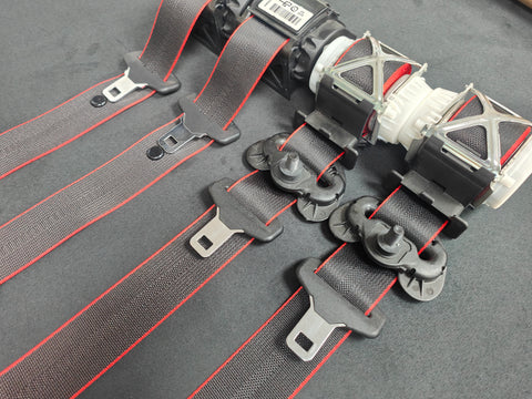 BMW 4-SERIES F32 / F82 M4 COUPE - BLACK CARBON / RED EDGE FRONT & REAR SEAT BELT SET