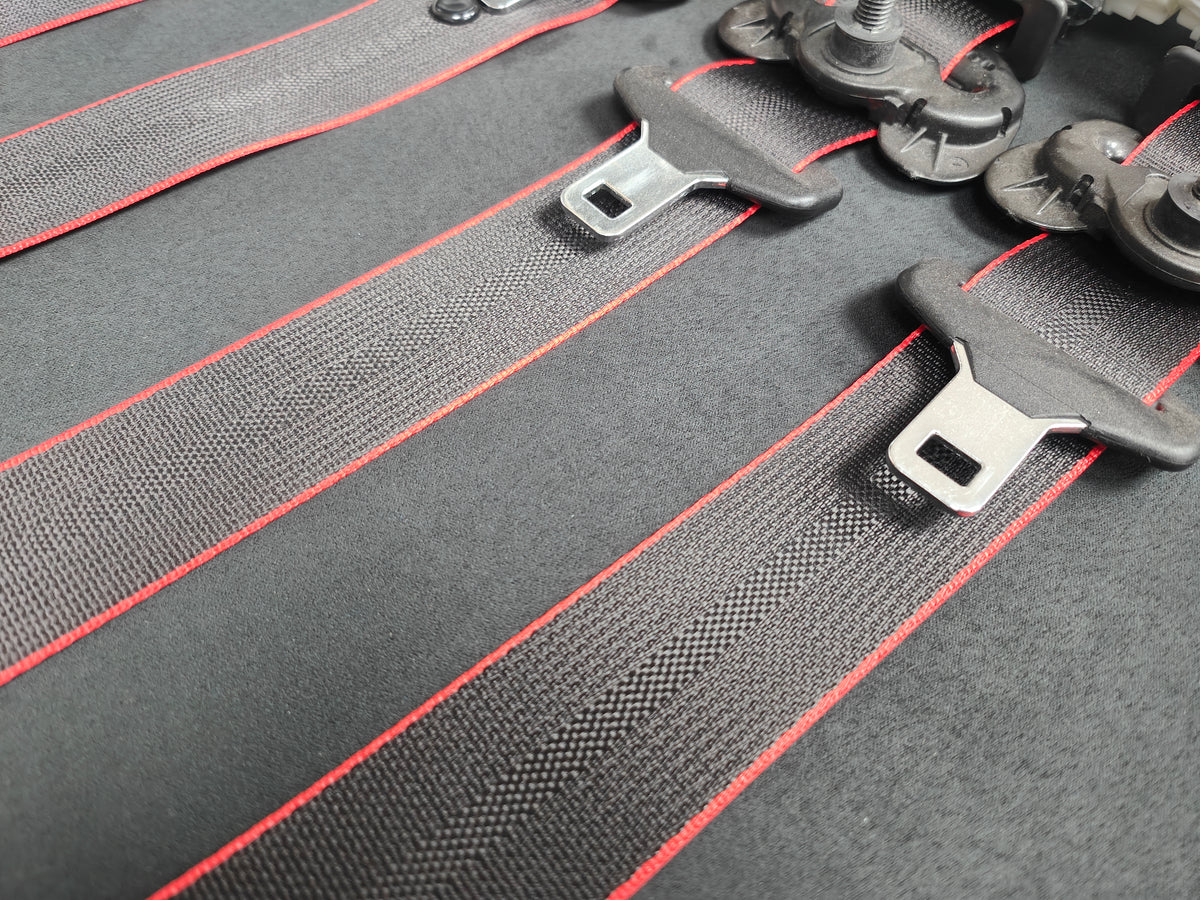 BMW 4-SERIES F32 / F82 M4 COUPE - BLACK CARBON / RED EDGE FRONT & REAR SEAT BELT SET