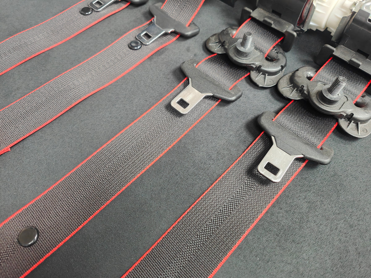 BMW 4-SERIES F32 / F82 M4 COUPE - BLACK CARBON / RED EDGE FRONT & REAR SEAT BELT SET