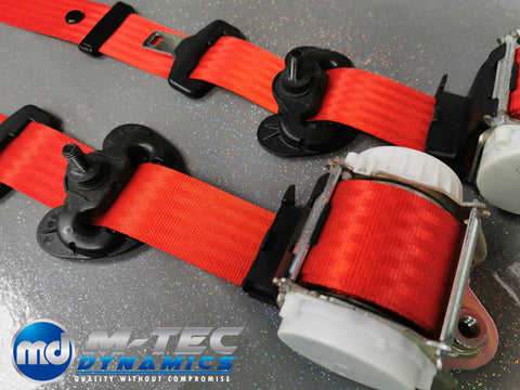 BMW 1-SERIES E87 5DR HATCH RED FRONT SEAT BELT SET